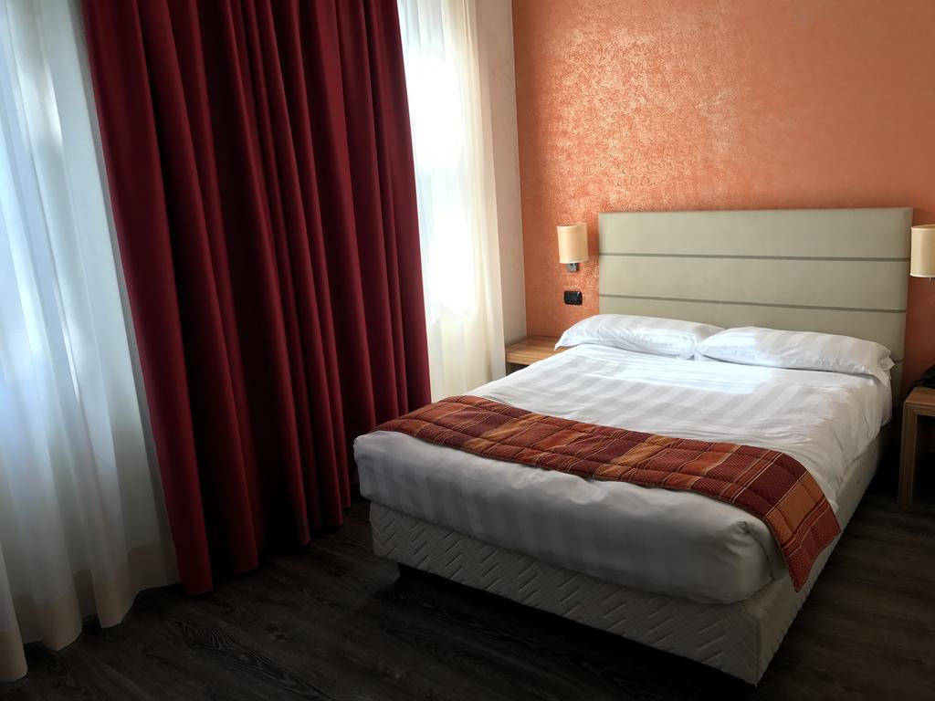 Bis Hotel Varese Eksteriør billede